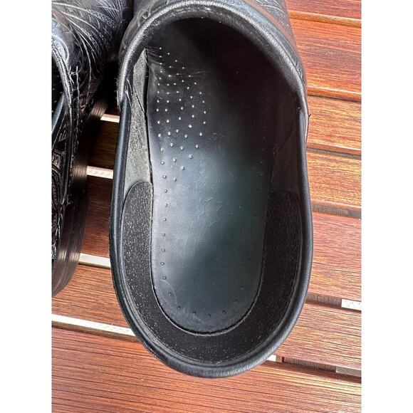 Dansko Black Leather Women's 9/EU 40 Professional Tooled Floral Embossed Clog - Picture 4 of 9